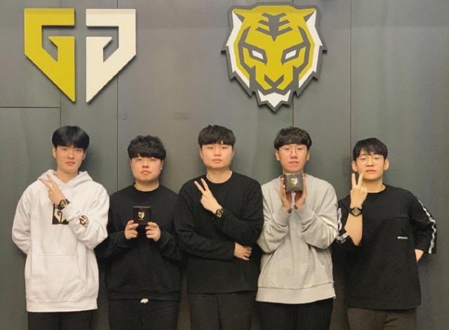 队超群的板 队超群的板