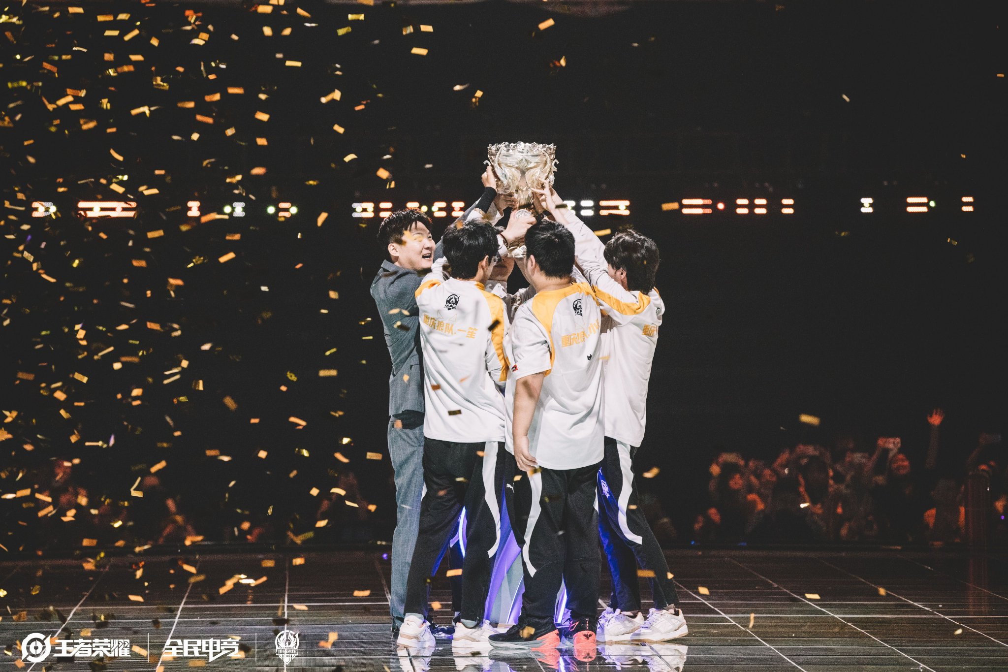 足球队中 足球队中